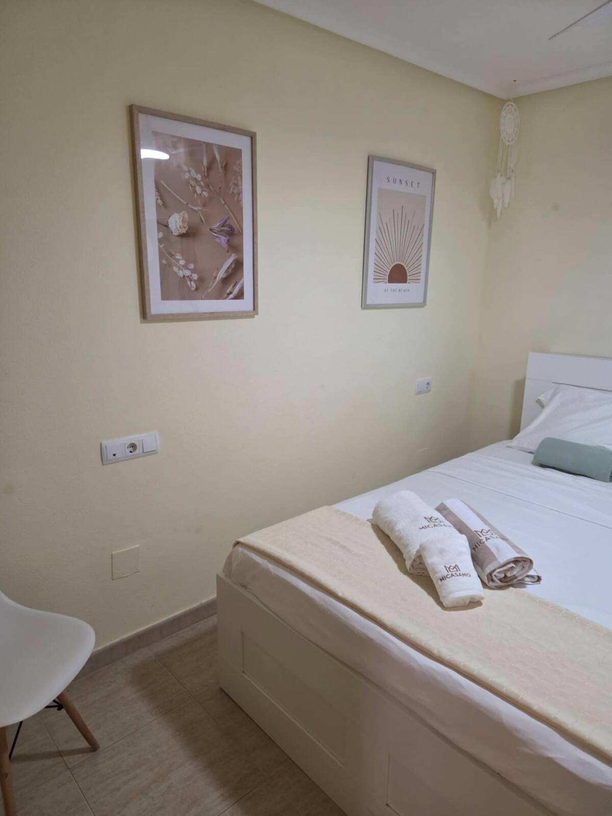 Dormitorio con cama doble